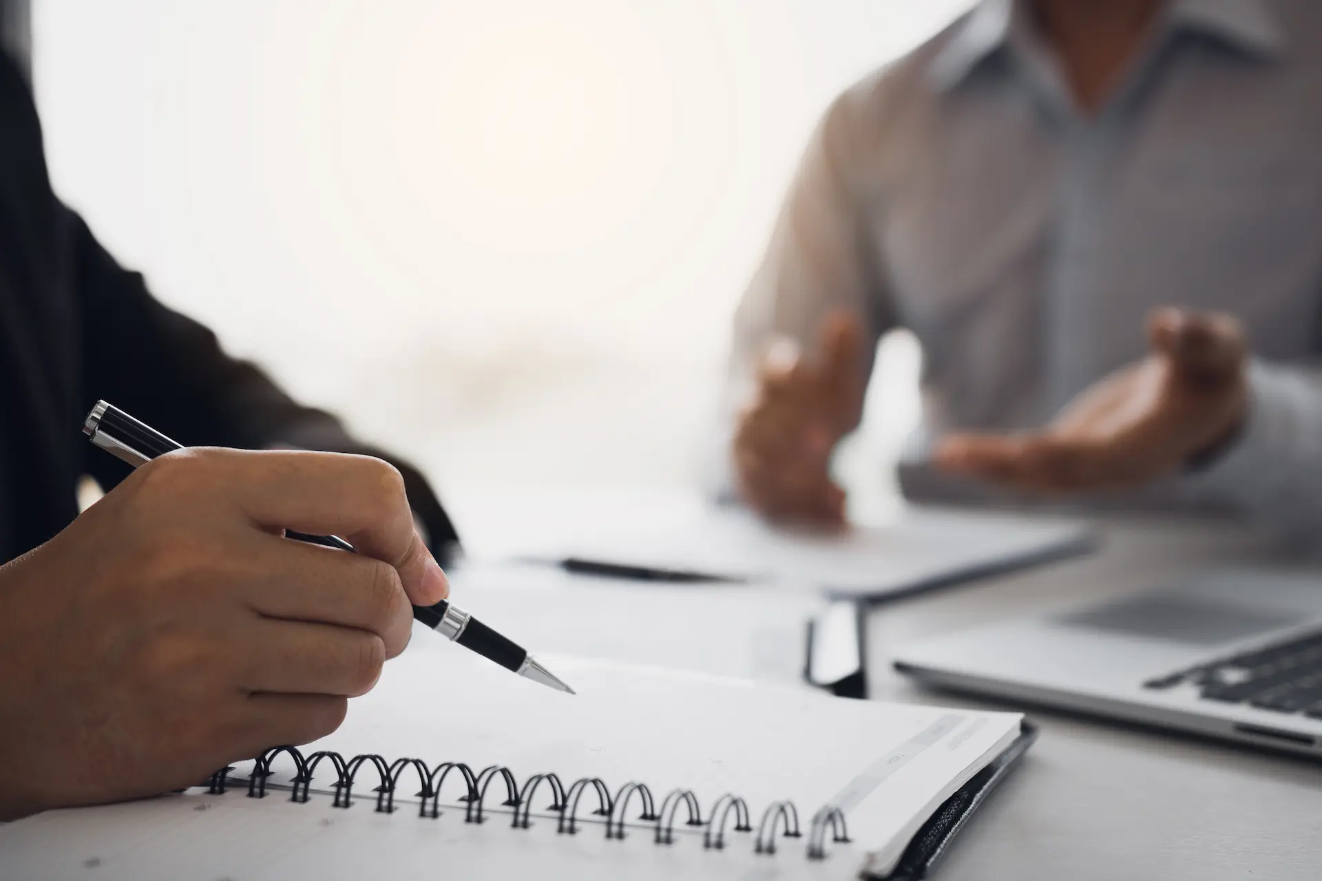 O Briefing de 6 Perguntas Que Evita 90% dos Retrabalhos com Agência ou Freela 